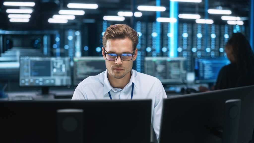 3974031-0-35595700-1745980455-shutterstock_2136788093-100946973-orig-1 man monitoring network security