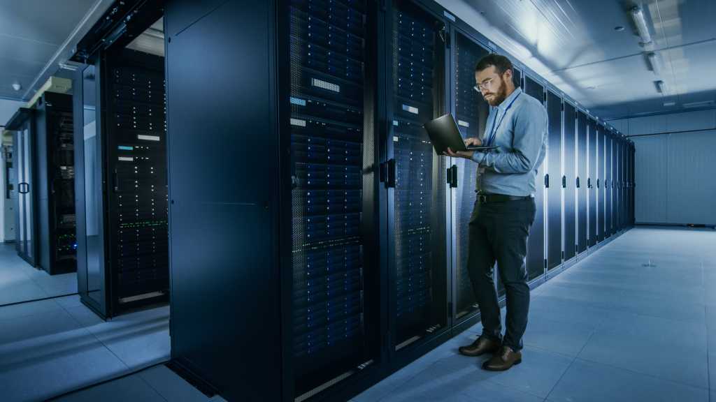 3977615-0-47229000-1746522153-shutterstock_1319513720-1 cloud server room