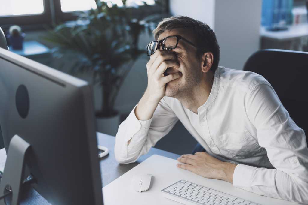frustration, man vid dator